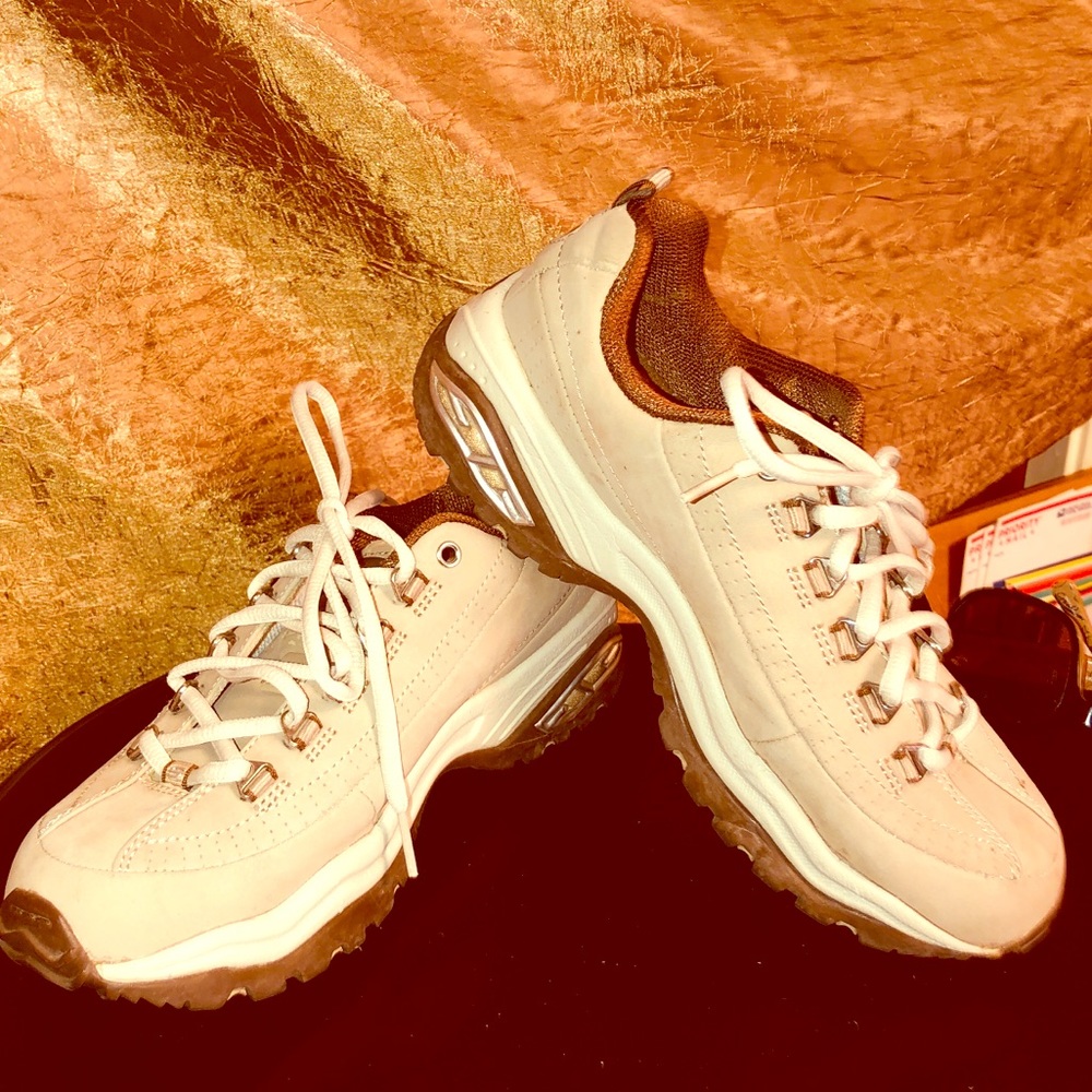 NWT SKECHERS PERFECT CONDITION!